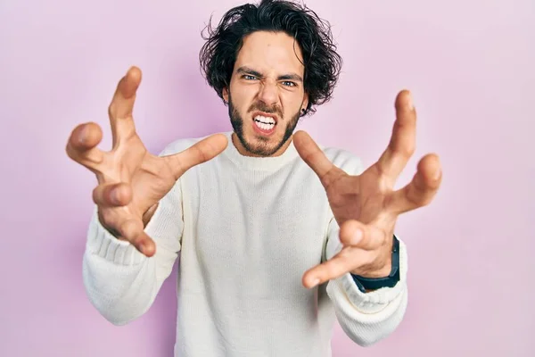 Hombre Hispano Guapo Usando Suéter Blanco Casual Gritando Frustrado Con — Foto de Stock