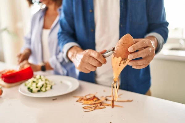 Casal Hispânico Meia Idade Cortando Batata Doce Cozinha — Fotografia de Stock