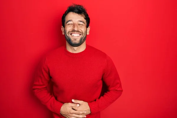 Sakallı Sıradan Kırmızı Süveter Giyen Yakışıklı Adam Gülümsüyor Kahkahalar Atıyor — Stok fotoğraf