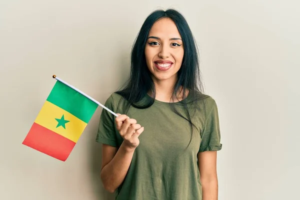 Menina Hispânica Jovem Segurando Bandeira Senegal Olhando Positivo Feliz Sorrindo — Fotografia de Stock