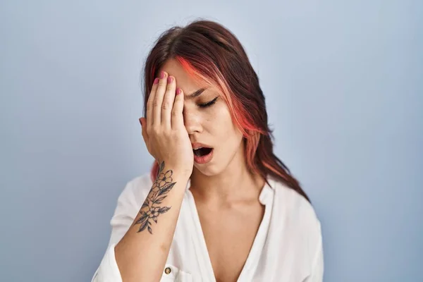 Young Caucasian Woman Wearing Casual White Shirt Isolated Background Yawning — Stock Photo, Image