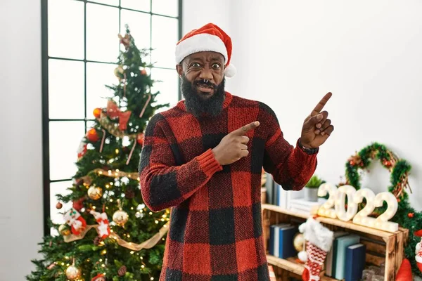 African American Man Wearing Santa Claus Hat Standing Christmas Tree — Fotografia de Stock
