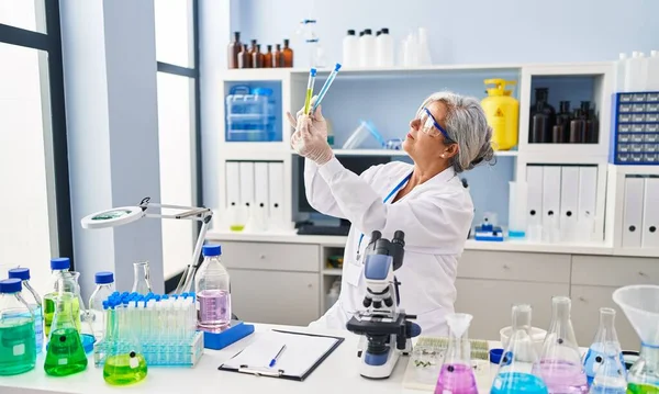 Středního Věku Žena Nosí Vědec Uniformu Hledá Zkumavky Laboratoři — Stock fotografie