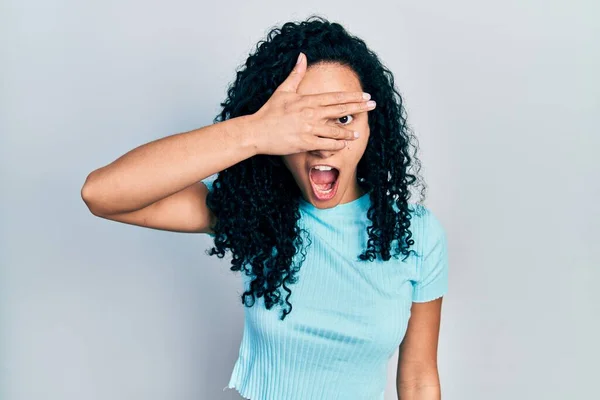 Jonge Spaanse Vrouw Met Krullend Haar Casual Blauw Shirt Gluren — Stockfoto