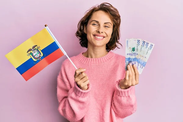 コロンビアの旗を掲げる若いブルネットの女性とコロンビアのペソ紙幣は 顔に幸せとクールな笑顔で笑っています 歯を見せて — ストック写真
