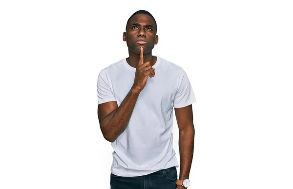 Ung Afrikansk Amerikan Man Bär Casual Vit Shirt Tänker Koncentrerad — Stockfoto
