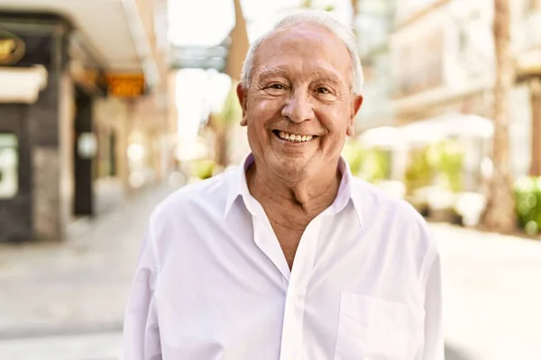 Hombre Mayor Con Pelo Gris Pie Feliz Aire Libre Día — Foto de Stock