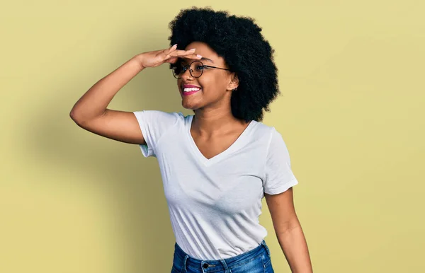 Jovem Afro Americana Vestindo Camisa Branca Casual Muito Feliz Sorridente — Fotografia de Stock