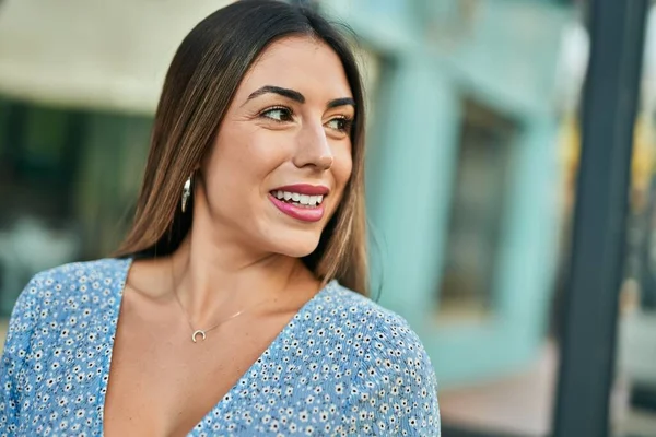 Joven Mujer Hispana Sonriendo Feliz Pie Ciudad —  Fotos de Stock