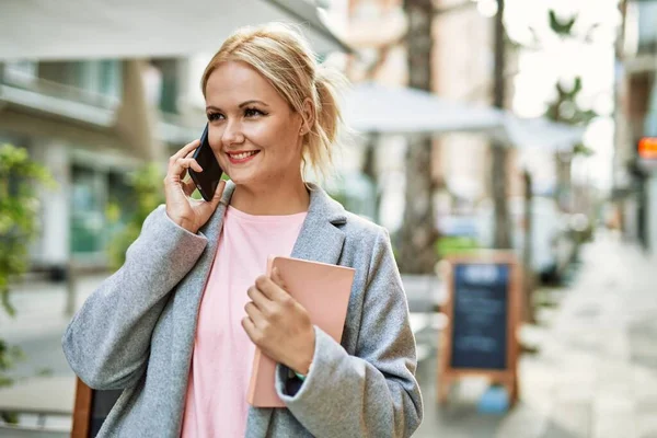 Joven Mujer Negocios Rubia Sonriendo Feliz Hablando Teléfono Inteligente Ciudad — Foto de Stock