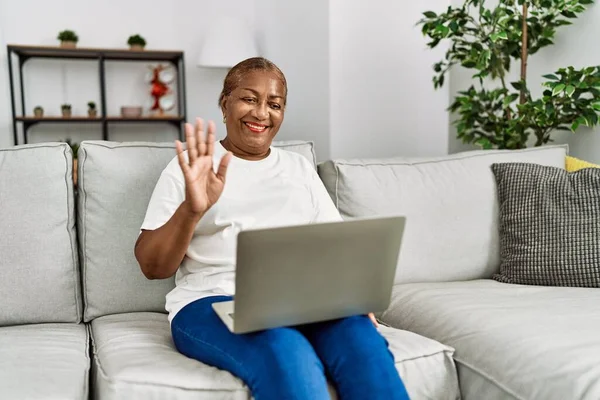 Senior Afroamerikansk Kvinne Smiler Selvsikker Når Hun Har Videosamtale Hjemme – stockfoto