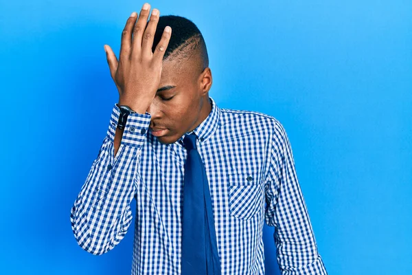 Jovem Afro Americano Vestindo Camisa Negócios Gravata Surpreso Com Mão — Fotografia de Stock