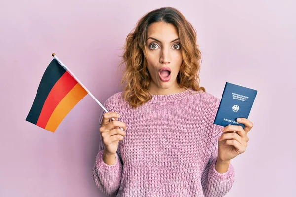 Elinde Alman Bayrağı Pasaportu Olan Beyaz Bir Kadın Şaşkınlık Şaşkınlık — Stok fotoğraf