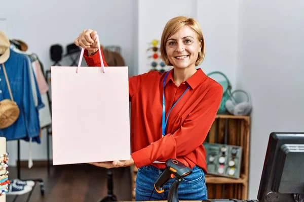 Mujer Rubia Mediana Edad Sonriendo Confiada Sosteniendo Bolsas Compras Tienda —  Fotos de Stock