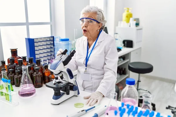 Seniorin Mit Grauen Haaren Bei Der Arbeit Wissenschafts Labor Verängstigt — Stockfoto