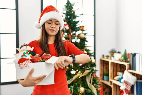 Jovem Morena Junto Árvore Natal Segurando Decoração Verificando Tempo Relógio — Fotografia de Stock