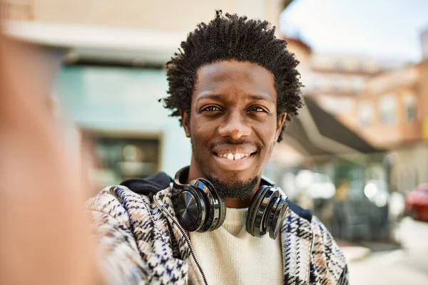 Fešák Černošky Muž Afro Vlasy Sluchátka Úsměvem Šťastný Venku Přičemž — Stock fotografie