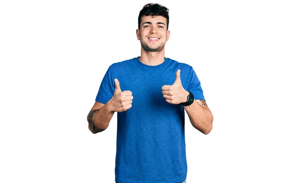 Ung Latinamerikansk Man Bär Casual Skjorta Framgång Tecken Gör Positiv — Stockfoto