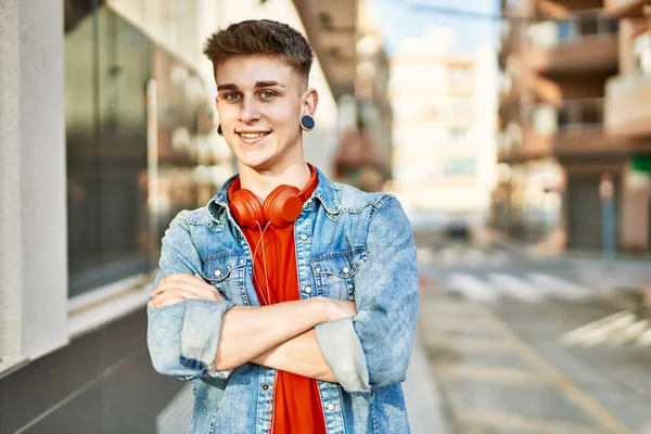 Νεαρός Καυκάσιος Χαμογελάει Σταυρωμένα Χέρια Στην Πόλη — Φωτογραφία Αρχείου
