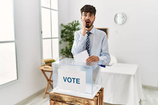 Spaanse Man Met Baard Stemmende Envelop Stembus Bang Geschokt Verrassing — Stockfoto