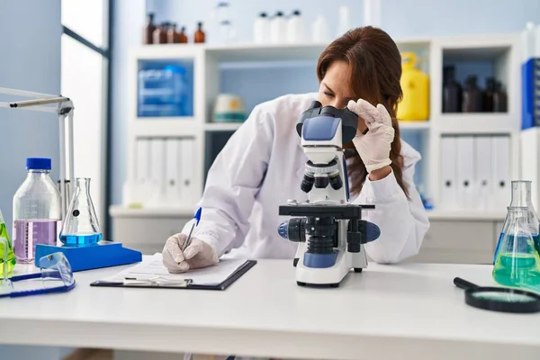 Jeune Femme Latine Portant Uniforme Scientifique Utilisant Écriture Microscope Sur — Photo