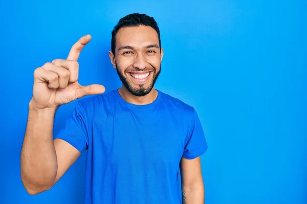 Der Hispanische Mann Mit Bart Trägt Ein Legeres Blaues Shirt — Stockfoto