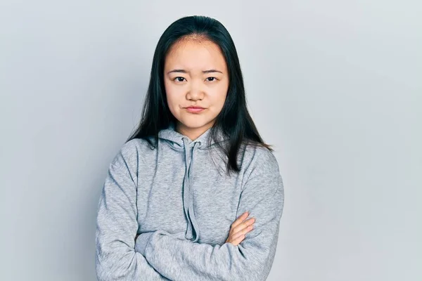 Giovane Ragazza Cinese Indossa Abiti Casual Scettico Nervoso Espressione Disapprovazione — Foto Stock