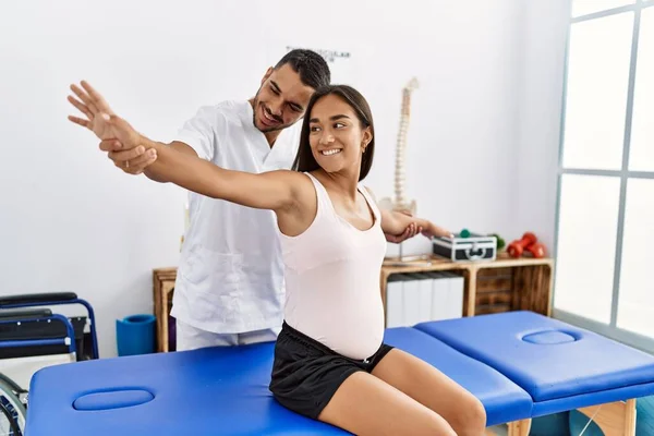 Latinský Muž Žena Uniformě Fyzioterapeuta Těhotenskou Rehabilitací Rehabilitační Klinice — Stock fotografie