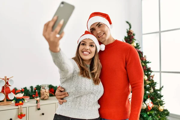 Casal Jovem Sorrindo Feliz Usando Chapéu Natal Com Sorriso Rosto — Fotografia de Stock