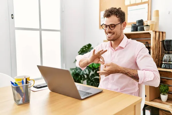 Joven Hispano Recibiendo Videollamada Comunicándose Con Lenguaje Señas Sordo Oficina — Foto de Stock