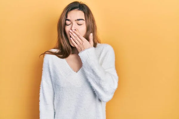 Jong Blank Meisje Draagt Casual Kleding Verveeld Geeuwen Moe Bedekken — Stockfoto