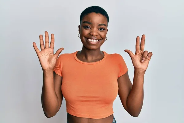 Νεαρή Αφροαμερικανή Που Φοράει Πορτοκαλί Μπλουζάκι Που Δείχνει Και Δείχνει — Φωτογραφία Αρχείου