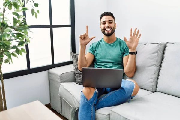 Jovem Homem Bonito Com Barba Usando Laptop Computador Sentado Sofá — Fotografia de Stock