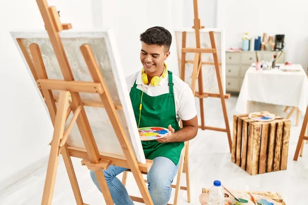 Jovem Hispânico Sorrindo Desenho Confiante Estúdio Arte — Fotografia de Stock