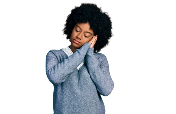 Молодая Африканская Американка Деловой Одежде Спит Усталый Сон Позирует Руками — стоковое фото