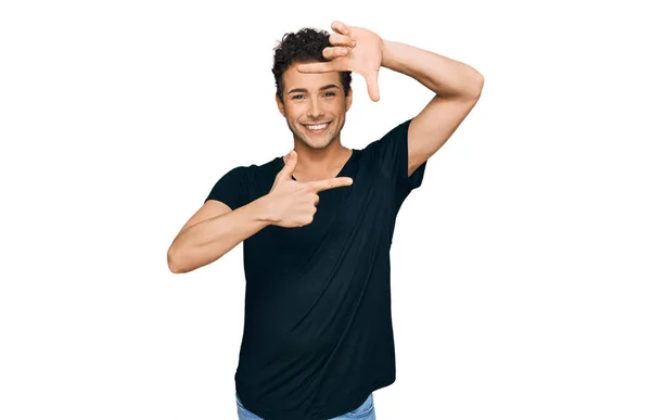 Joven Hombre Guapo Con Camiseta Negra Casual Sonriendo Haciendo Marco — Foto de Stock