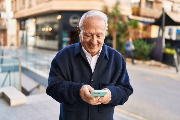 Senior Άνθρωπος Χαμογελά Αυτοπεποίθηση Χρησιμοποιώντας Smartphone Στο Δρόμο — Φωτογραφία Αρχείου