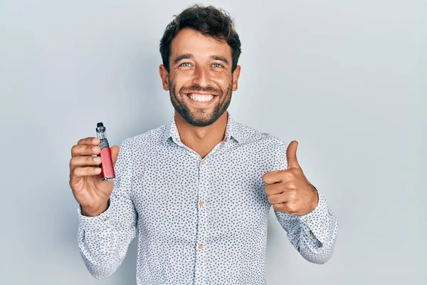 Όμορφος Άντρας Γενειάδα Ποδοσφαιριστής Δημοσιογράφος Κρατώντας Ηλεκτρονικό Τσιγάρο Χαμογελώντας Χαρούμενος — Φωτογραφία Αρχείου