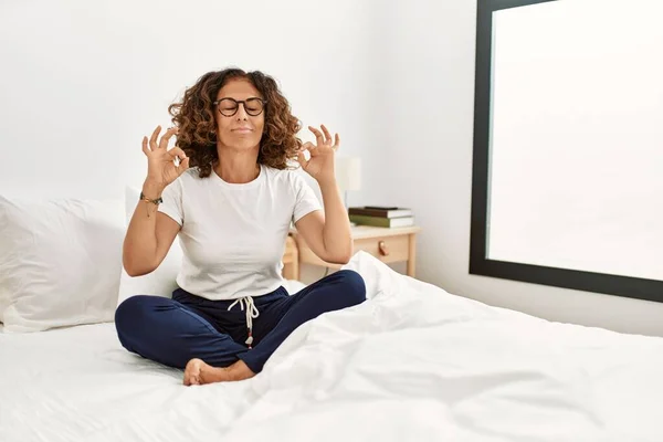 Medelålders Latinamerikanska Kvinna Sitter Sängen Hemma Slappna Och Ler Med — Stockfoto