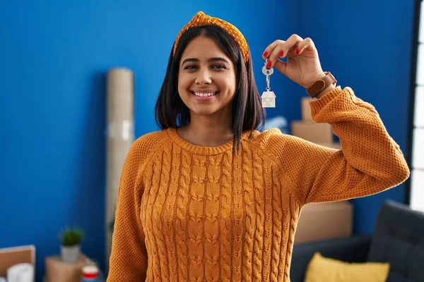 Genç Latin Kadın Gülümsüyor Yeni Evin Anahtarını Tutuyor — Stok fotoğraf