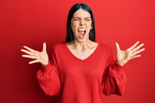 Giovane Donna Ispanica Indossa Abiti Casual Che Celebrano Pazzo Pazzo — Foto Stock