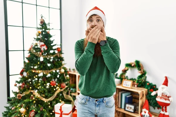 크리스마스 옆에서 턱수염을 기르고 남자가 실수로 손으로 가리는 충격을 받았다 — 스톡 사진