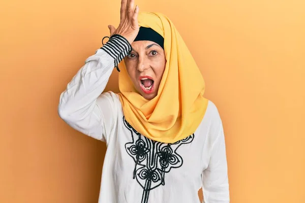 Mulher Hispânica Meia Idade Vestindo Tradicional Lenço Islâmico Hijab Surpreendido — Fotografia de Stock