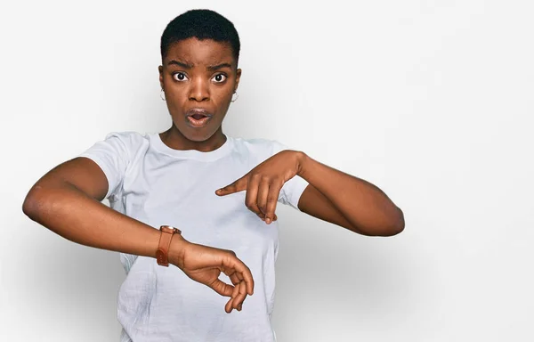 Jovem Afro Americana Vestindo Camisa Branca Casual Com Pressa Apontando — Fotografia de Stock