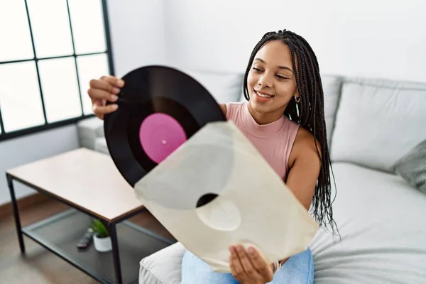 Joven Afroamericana Americana Sonriendo Confiada Sosteniendo Disco Vinilo Casa — Foto de Stock