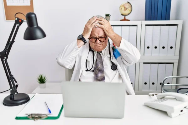 Senior Blanke Man Draagt Doktersuniform Stethoscoop Kliniek Die Lijdt Aan — Stockfoto
