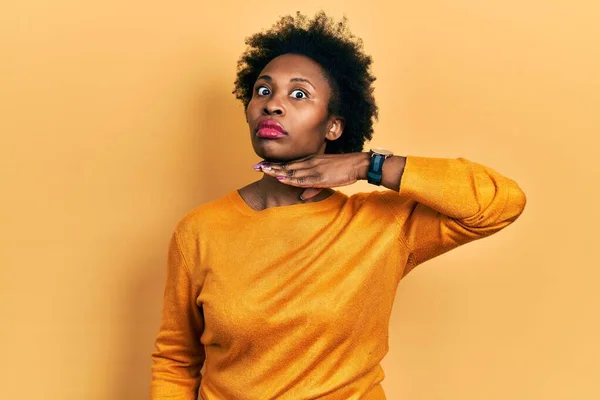 若いアフリカ系アメリカ人の女性はナイフで喉を切るカジュアルな服を着て 激しい暴力で侵略を脅かす — ストック写真