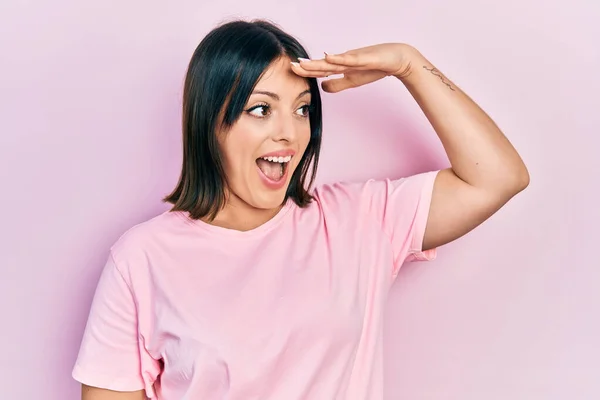 Mulher Hispânica Jovem Vestindo Camisa Casual Rosa Muito Feliz Sorrindo — Fotografia de Stock