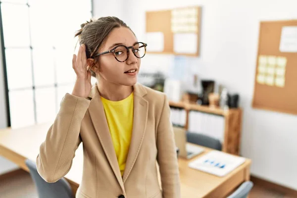 Ung Brunett Tonåring Bär Business Stil Kontoret Leende Med Handen — Stockfoto