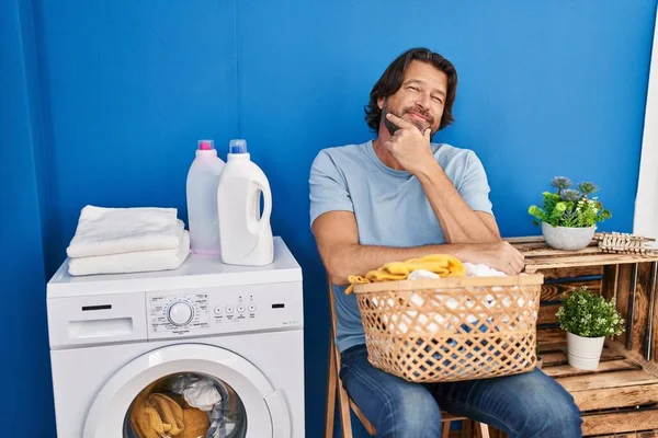 Hombre Guapo Mediana Edad Esperando Por Ropa Que Mira Con —  Fotos de Stock